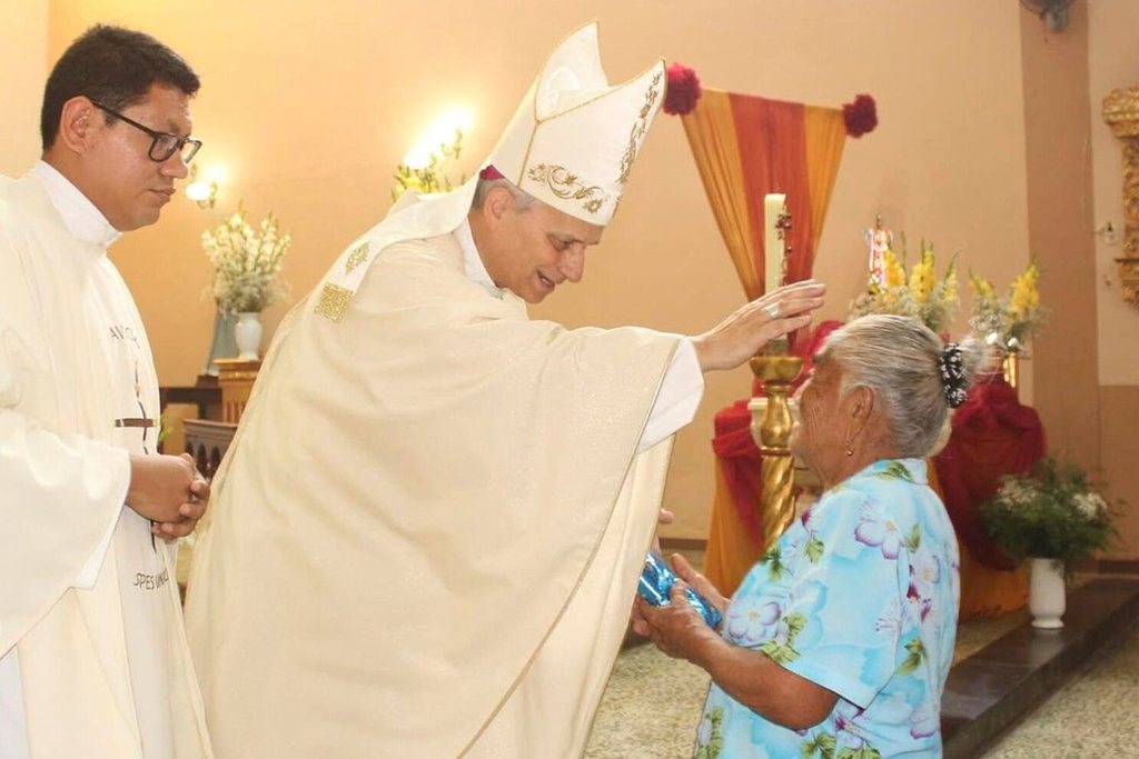 El Papa León XIV bendice a una fiel durante una visita pastoral