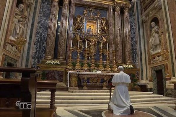 El Santo Padre, en oración ante el altar