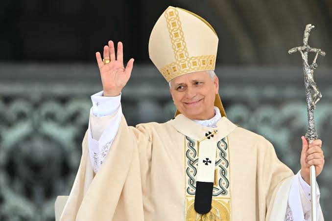 El Papa León XIV saluda a los fieles